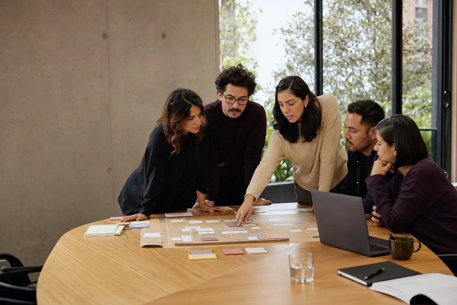 Profesionales colombianos diseñando procesos y soluciones para un ecosistema empresarial